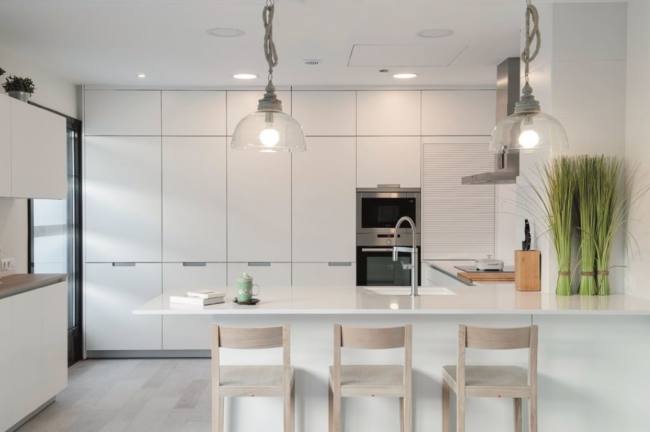 cocina-blanca-con-isla-santos-brezo-05-min